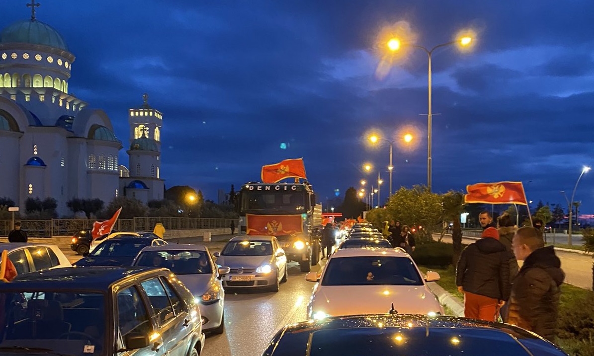 Auto-kolone širom Crne Gore: Bjelopoljci pjevaju ”Ja ne želim drugi dom, ja sam vjeran domu svom” (VIDEO)