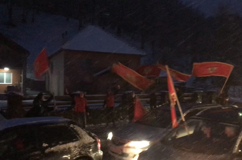 Kolona ispred kuće Duška Markovića u Mojkovcu: ”Duško vrati se, da vodimo državu putem razvoja”