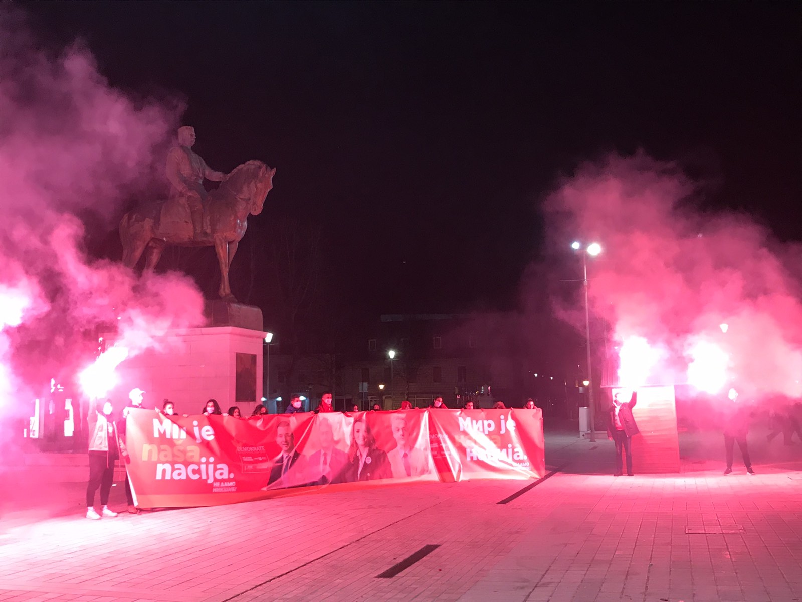 (VIDEO) Demokrate u Nikšiću krše mjere: Performans na trgu, slučajni susret s Mandićem, pa đuskanje ispred štaba!