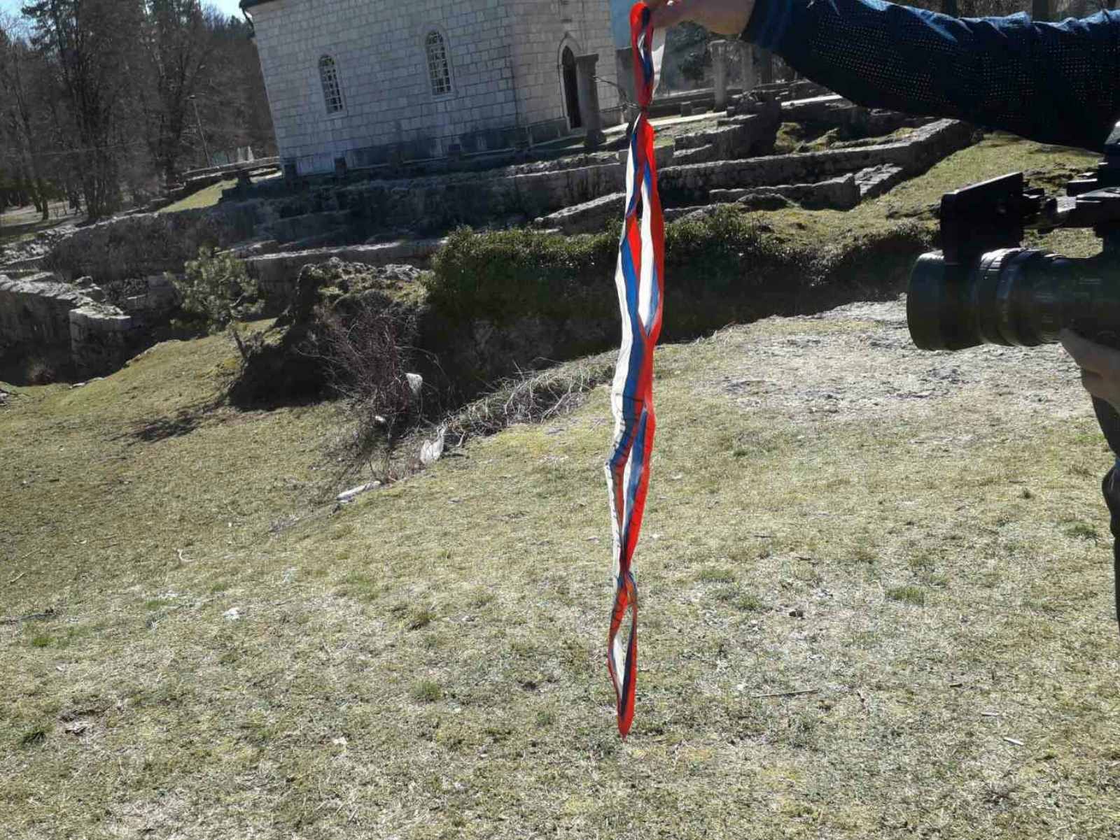(FOTO/VIDEO) SKINULI TROBOJKU SA VIJENCA: Kordon policije štiti Krivokapića na Cetinju