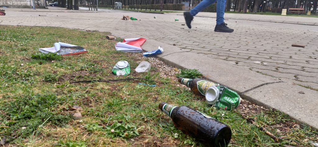Nikšić dan poslije: Nestala tenzija, ostale baklje i smeće (FOTO)