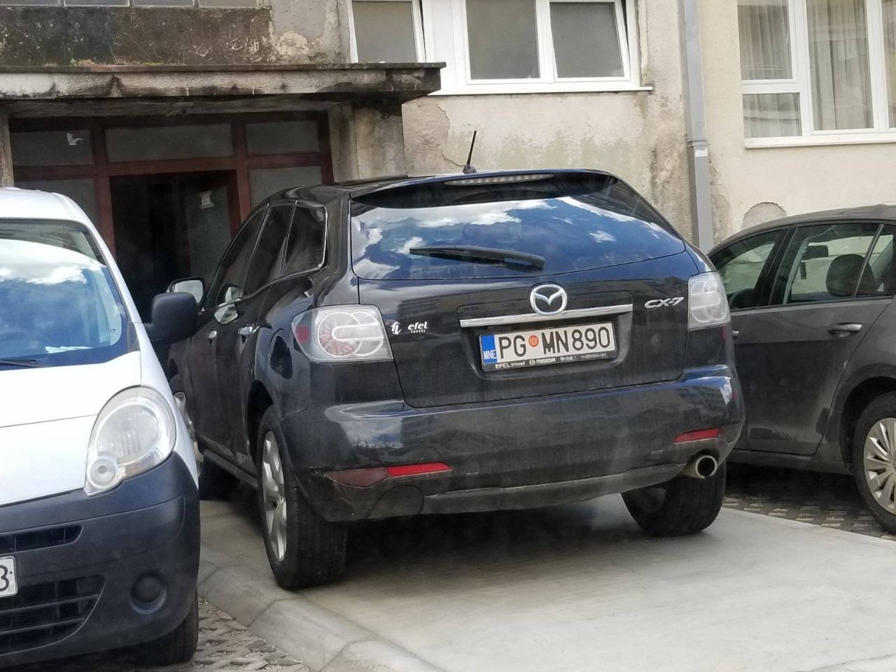 BAHATO I NEZAKONITO: Perunović službenim džipom blokirao ulaz zgrade