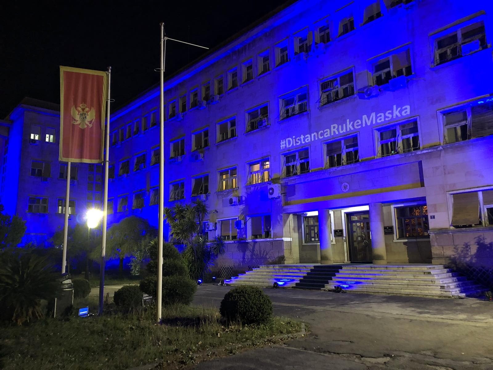 Osvijetljena i zgrada MUP-a: Pomozimo medicinskim radnicima da zajedno pobijedimo virus