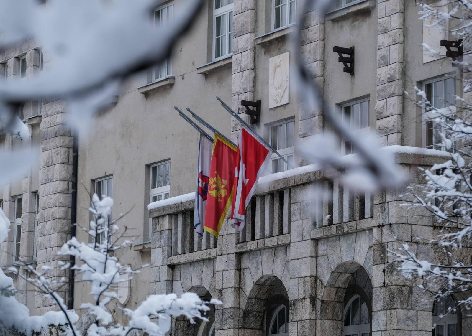 Zastave na pola koplja i u Prijestonici Cetinje