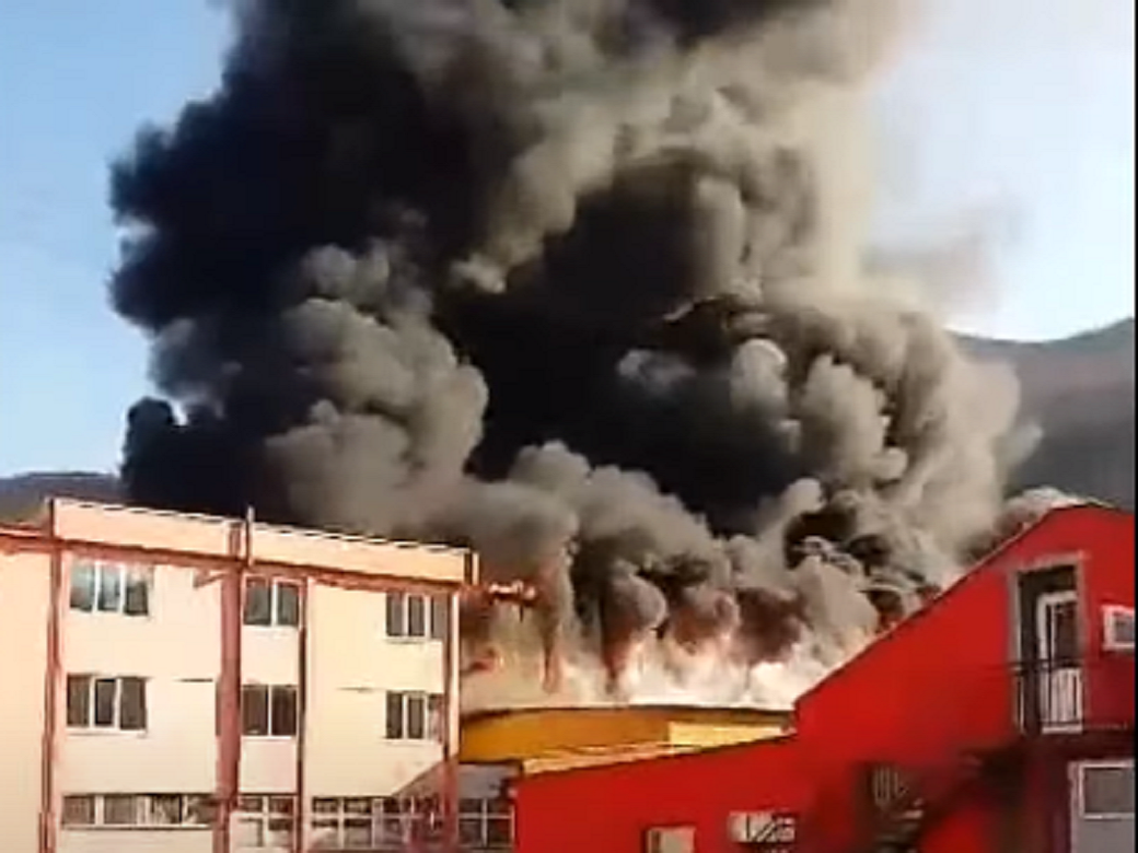 POŽAR KOD SARAJEVA: Vatra progutala fabričke hale tekstilne kompanije (VIDEO)