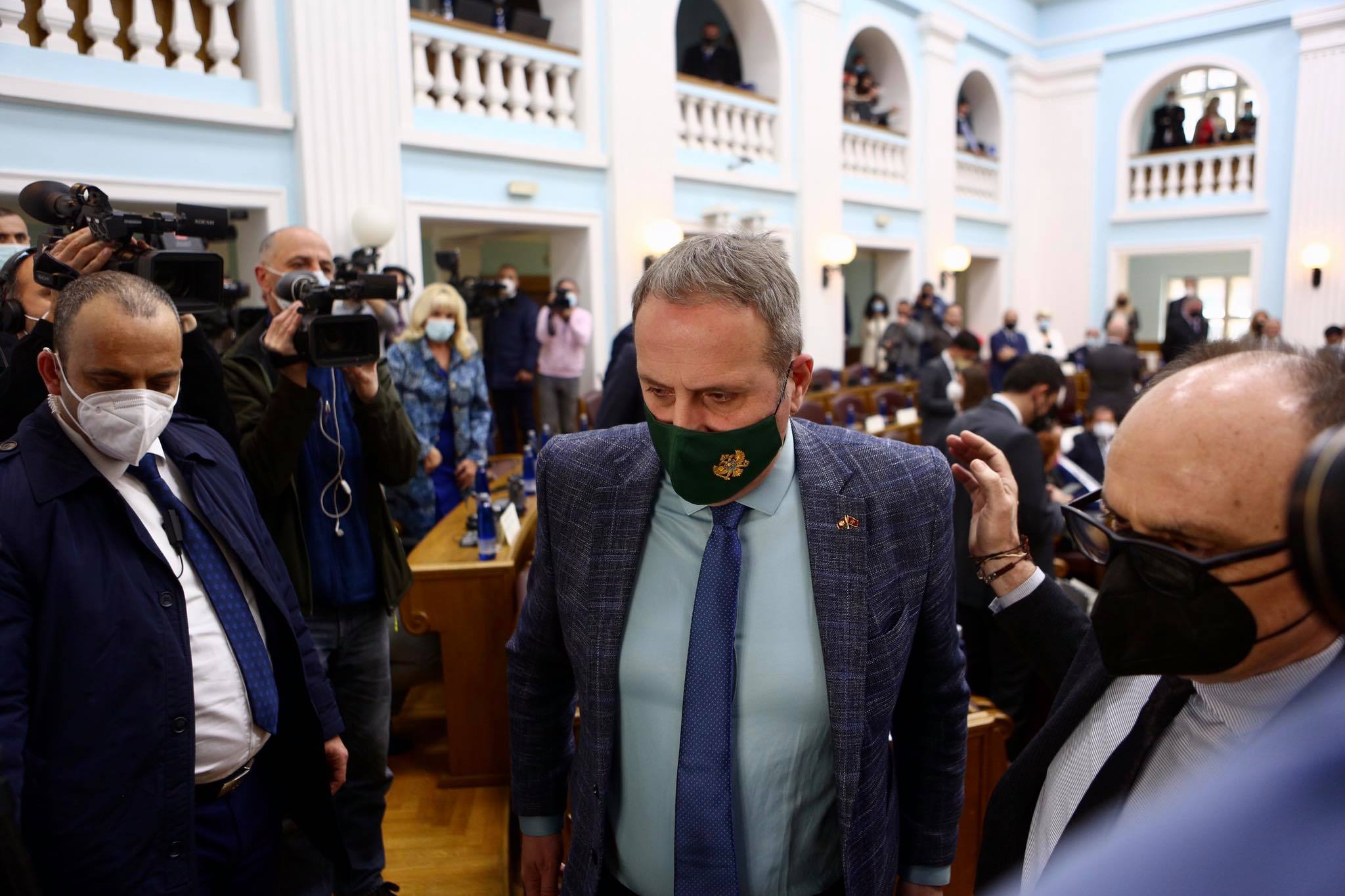 Popović nakon incidenta u Skupštini: Prijestonica Crne Gore, grad heroj, ne smije da doživi ovakvo opsadno stanje, a ja se izvinjavam javnosti zbog čina