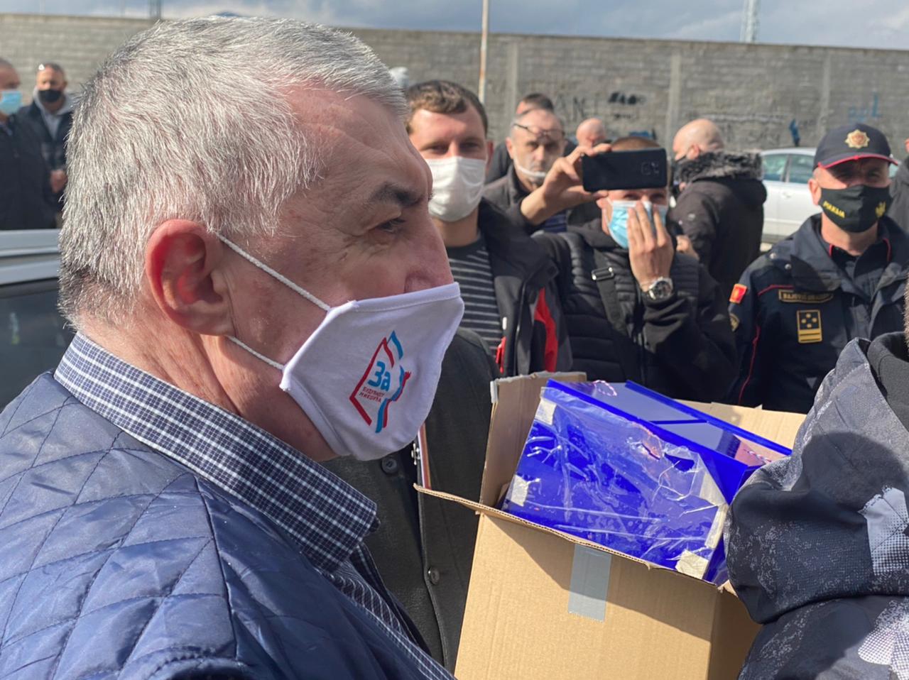 (FOTO/VIDEO) DF OTEO KUTIJU SA BIRAČKOG MJESTA: U toku provjera da li su ubacivali listiće