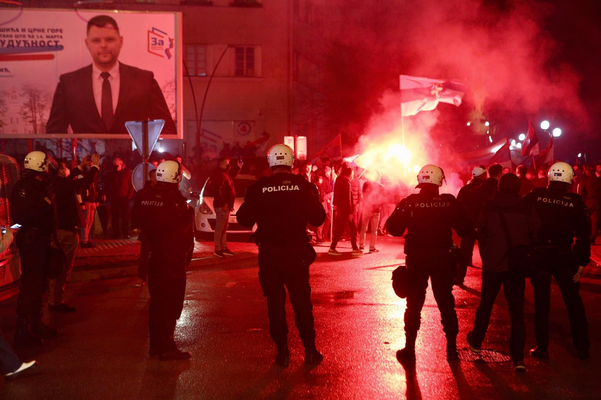 (VIDEO) Pristalice DF u sve većem broju dolaze u centar Nikšića