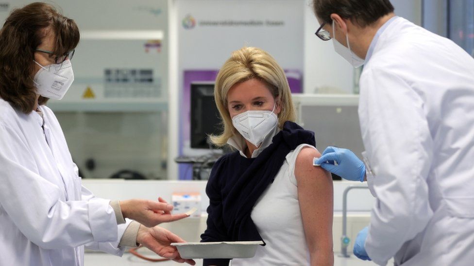 Njemačka i Italija se pridružile nizu država koje su privremeno obustavile upotrebu AstraZeneca vakcine