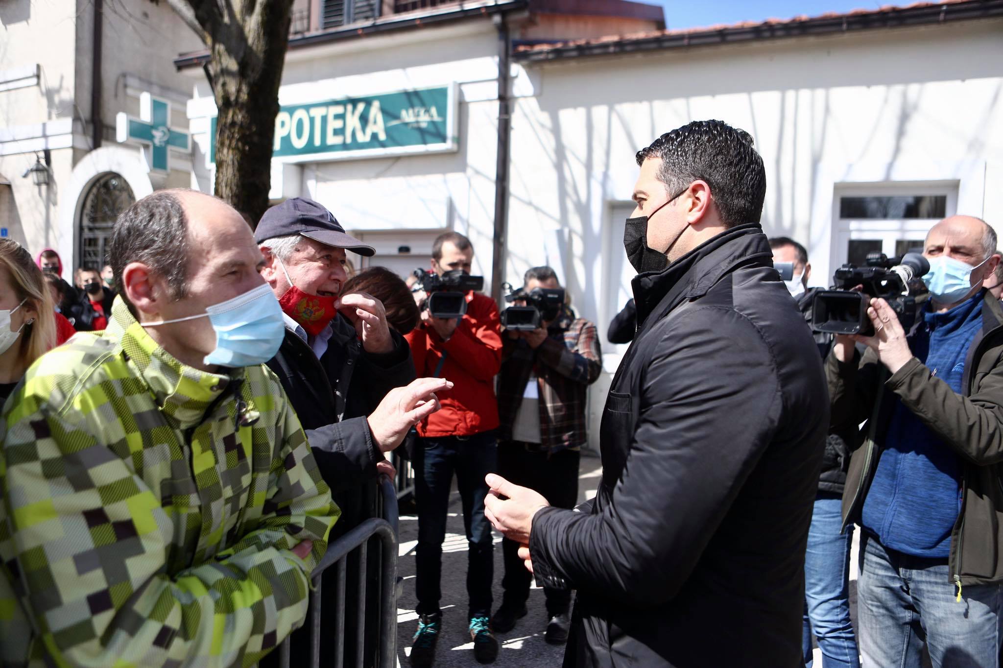 Za Janovića aplauz i poštovanje: Nije naša vlada, čuje se iz mase (VIDEO)