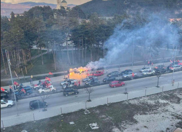 Pogledajte auto-kolonu u Nikšiću: Vijore se crnogorske zastave, upalile se baklje (VIDEO)