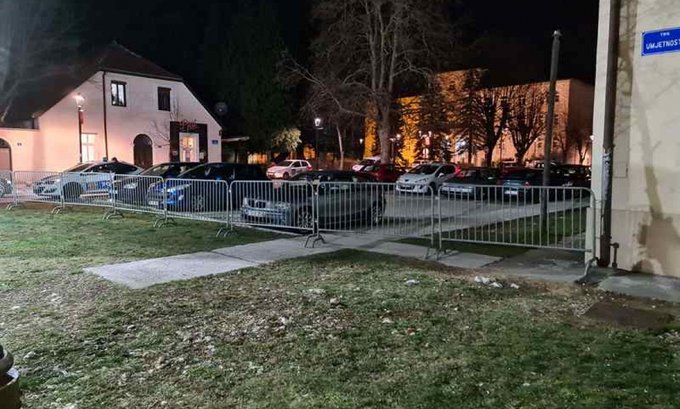 Postavljena zaštitna ograda ispred Skupštine na Cetinju
