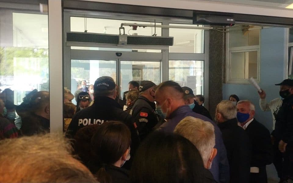 Incident ispred KCCG: Građani htjeli nasilno da uđu, obezbjeđenje zvalo policiju