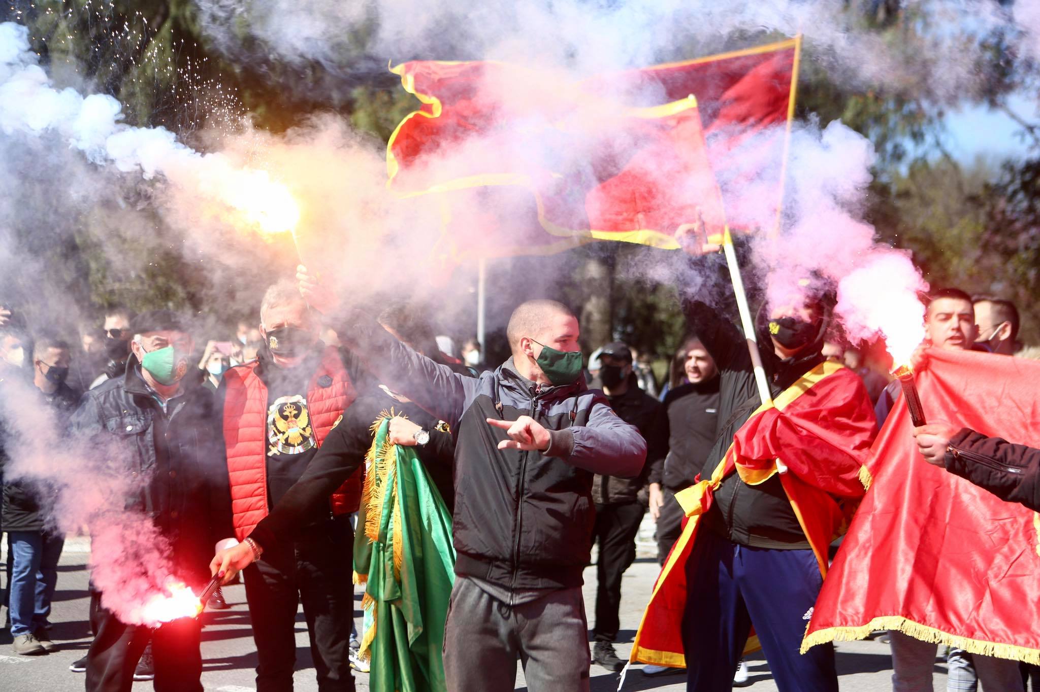 PROTEST: “Nikad neće Crna Gora bit’ obala srpskog mora” (FOTO i VIDEO)