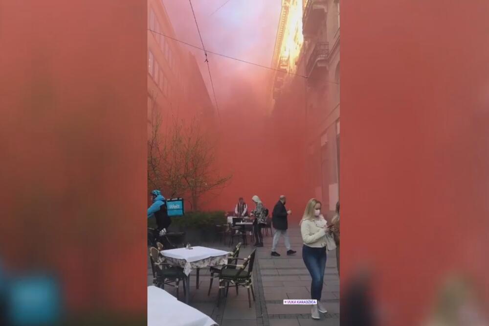 Protest u centru Beograda: Demonstranti se okupili ispred crnogorske ambasade zbog odluke Krivokapića