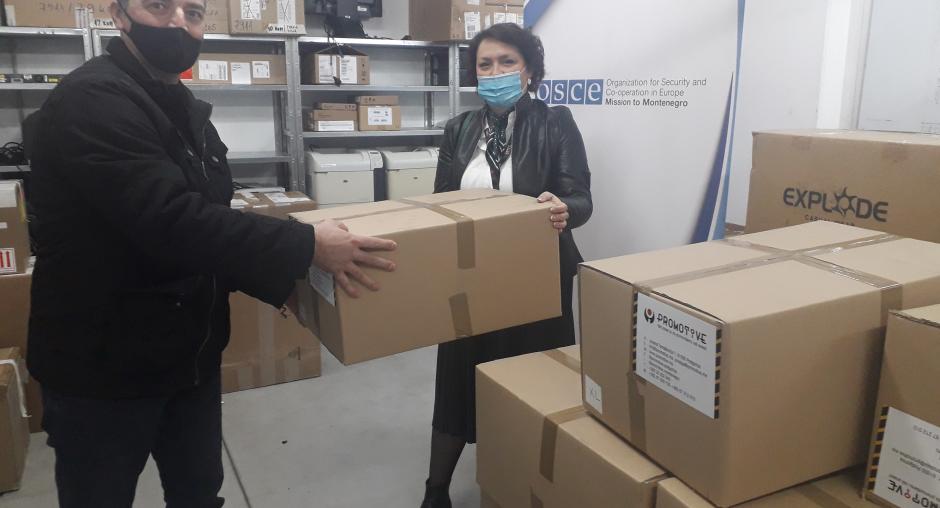 Misija OEBS-a u Crnoj Gori obezbijedila jakne i prsluke za novinare