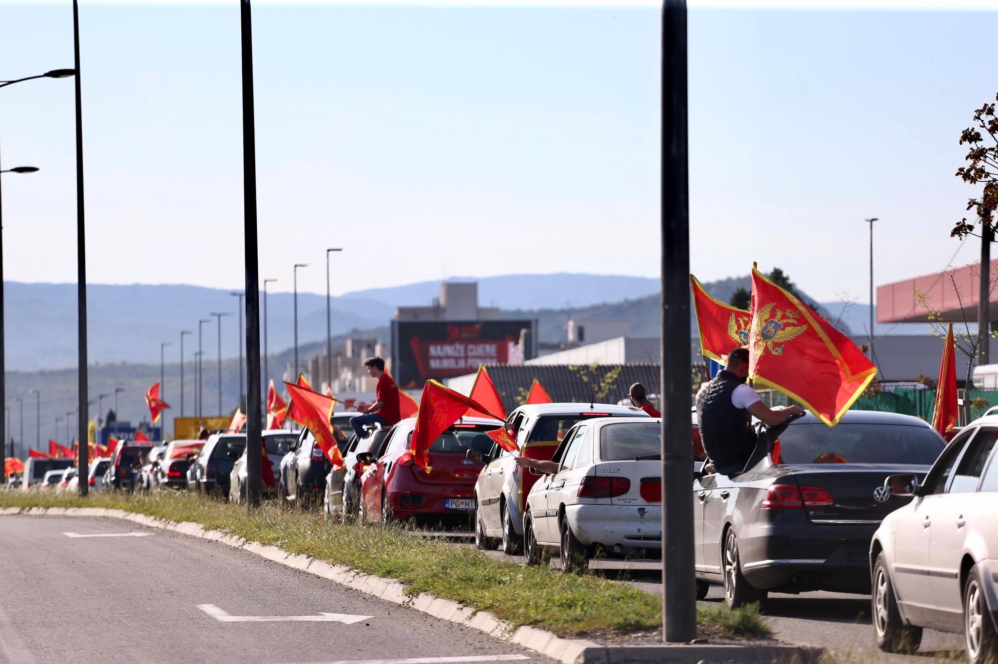 U Podgorici kamenovana patriotska auto kolona