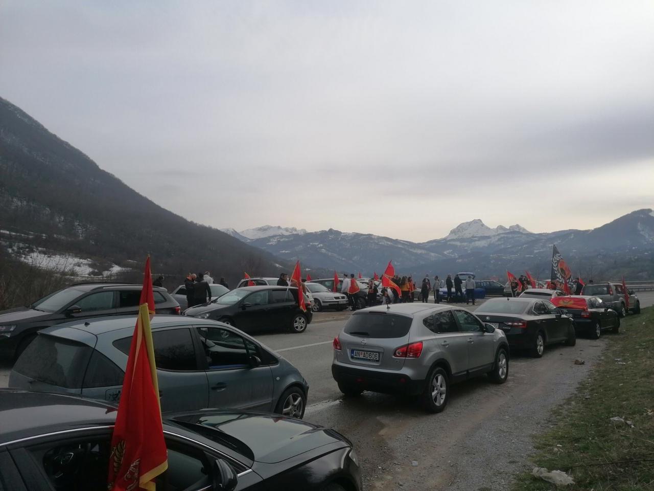 I u Andrijevici kolone automobila sa crvenim zastavama: CRNOGORCI NE LJUBE LANCE!