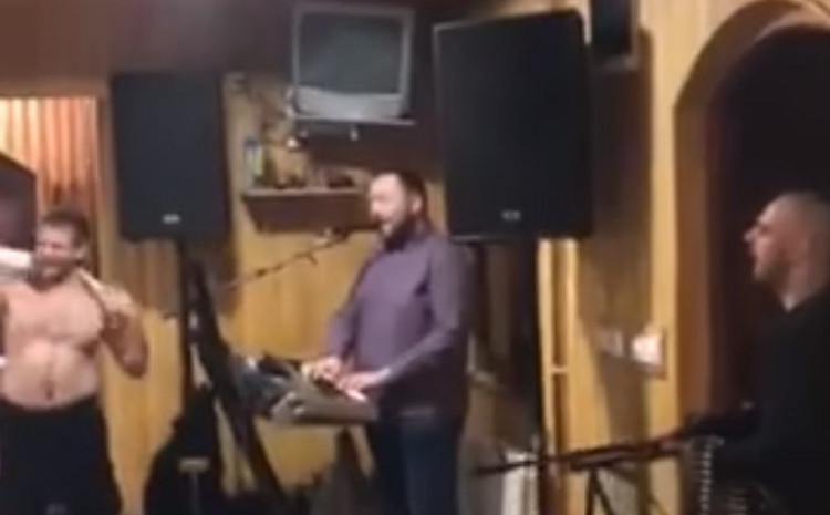 Samo na Balkanu: Prekinuo korona-žurku pucnjavom iz mitraljeza (VIDEO)