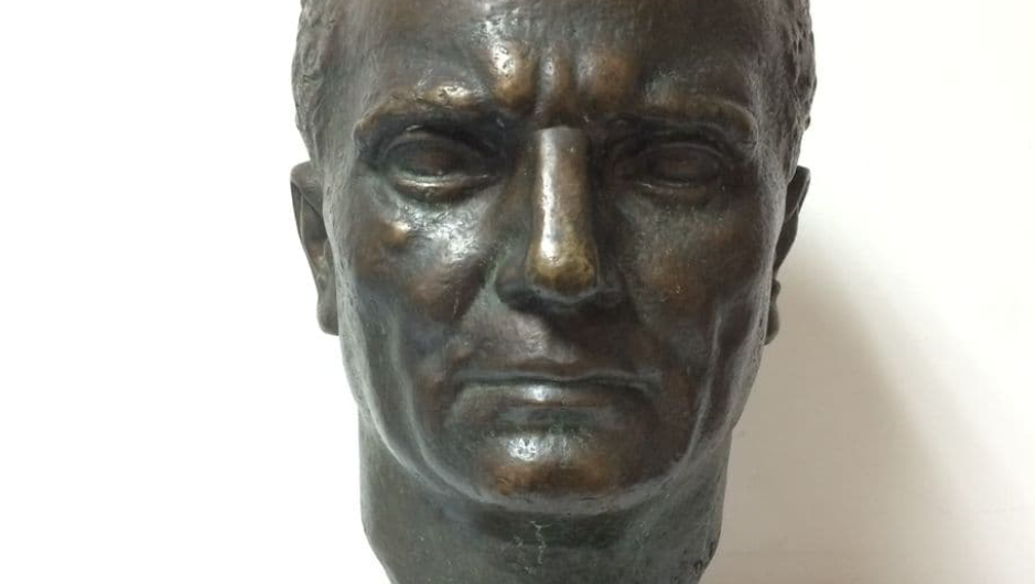 Veselin Pejović poklonio Narodnom muzeju bistu Josipa Broza Tita