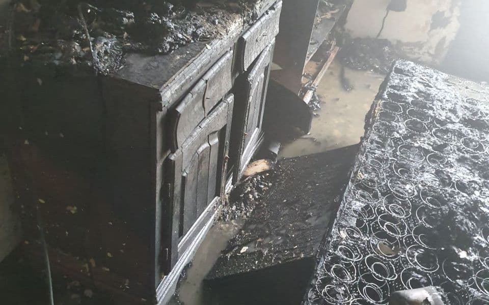 Požar u stanu u Tivtu, vatrogasci spasili dvije osobe