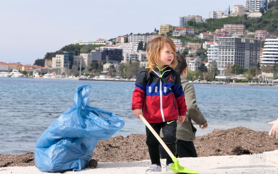 TO Budva organizovala akciju čišćenja otpada sa Slovenske plaže