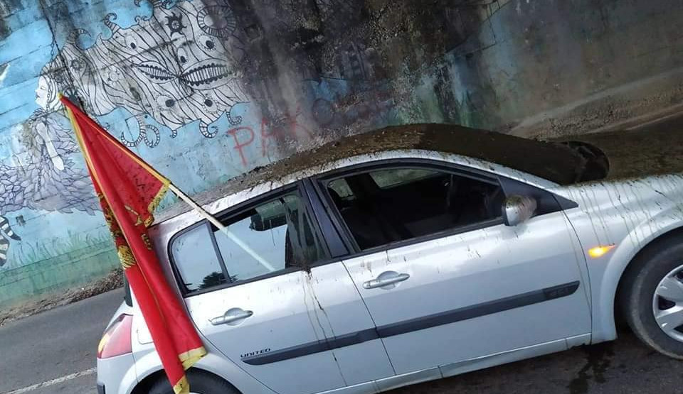 Incident u Bijelom Polju, izmetom na auto sa državnom zastavom