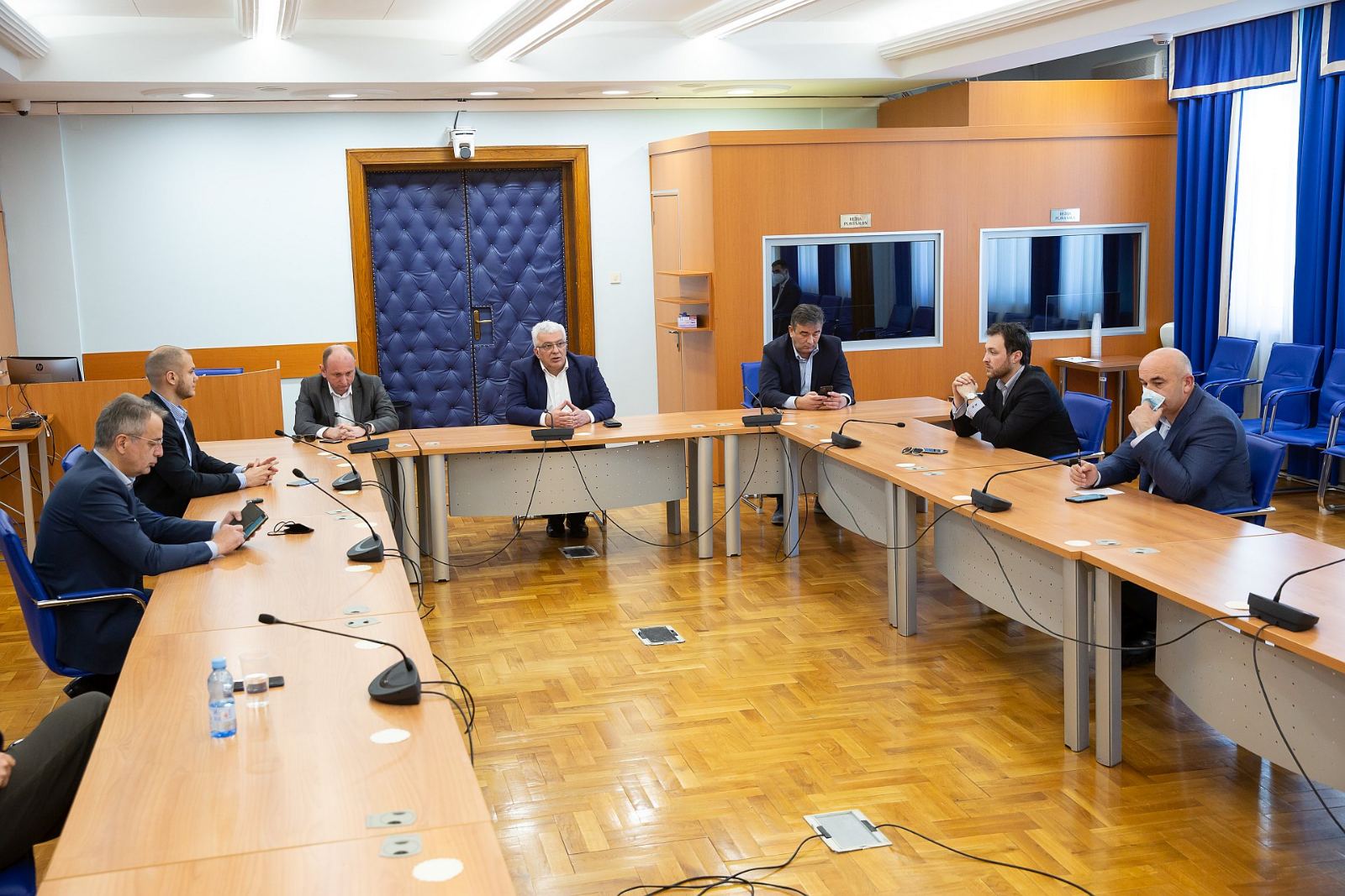 SASTANAK LIDERA VEĆINE: Okupila ih parlamentarna kriza, razgovaraju i o tužilačkim zakonima
