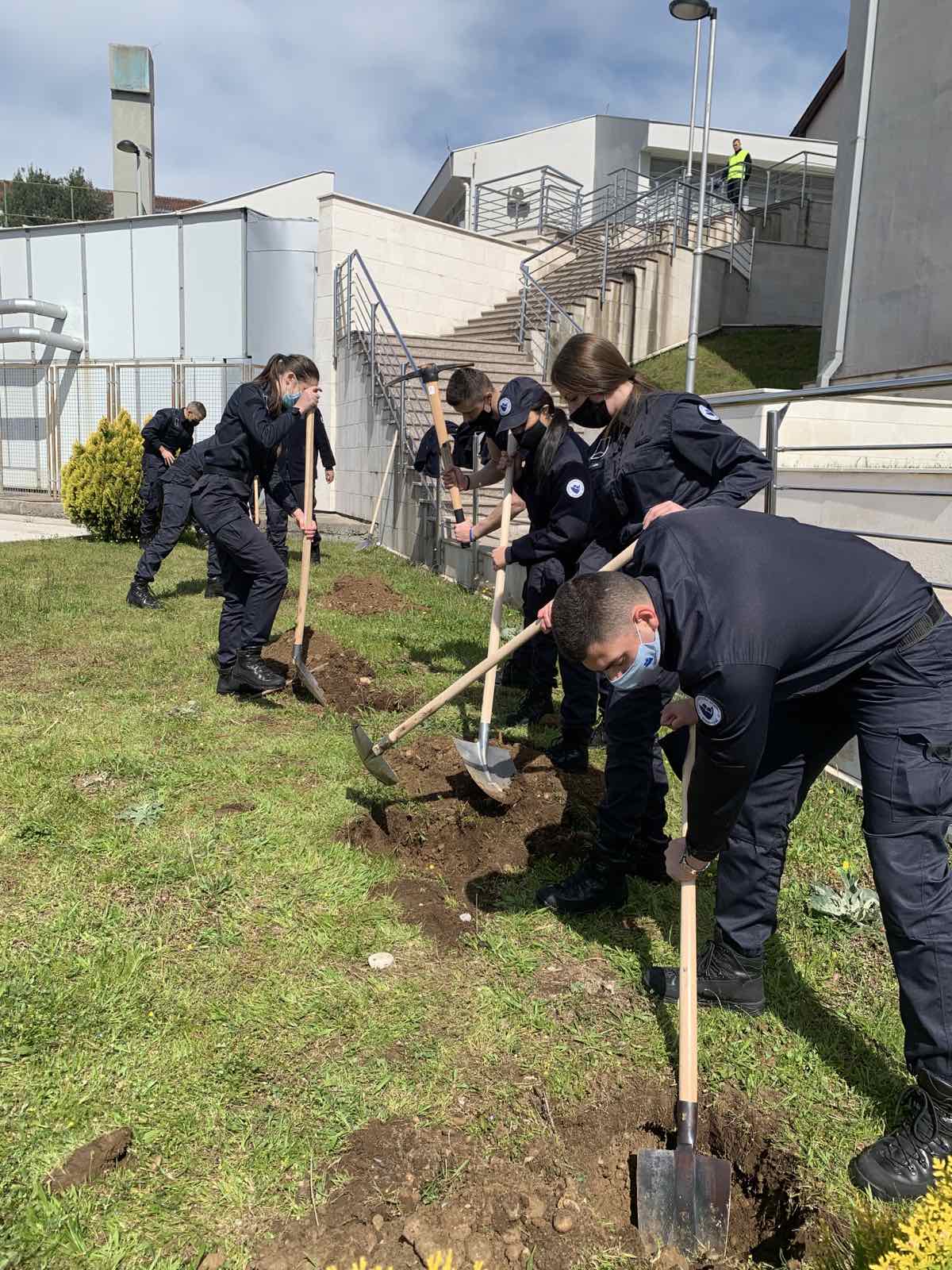 Policijski službenici u akciji pošumljavanja