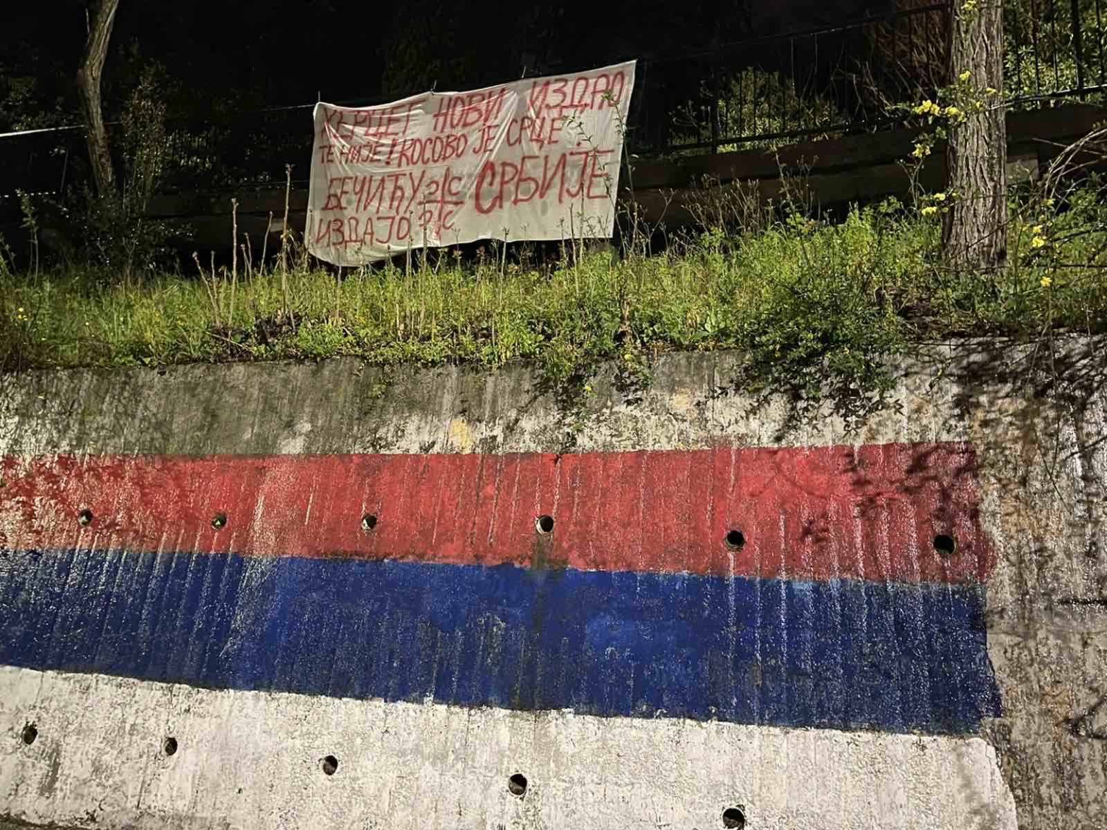 Bečiću “pozdrav” i sa mora: “Kosovo si priznao, đeda si izdao….”