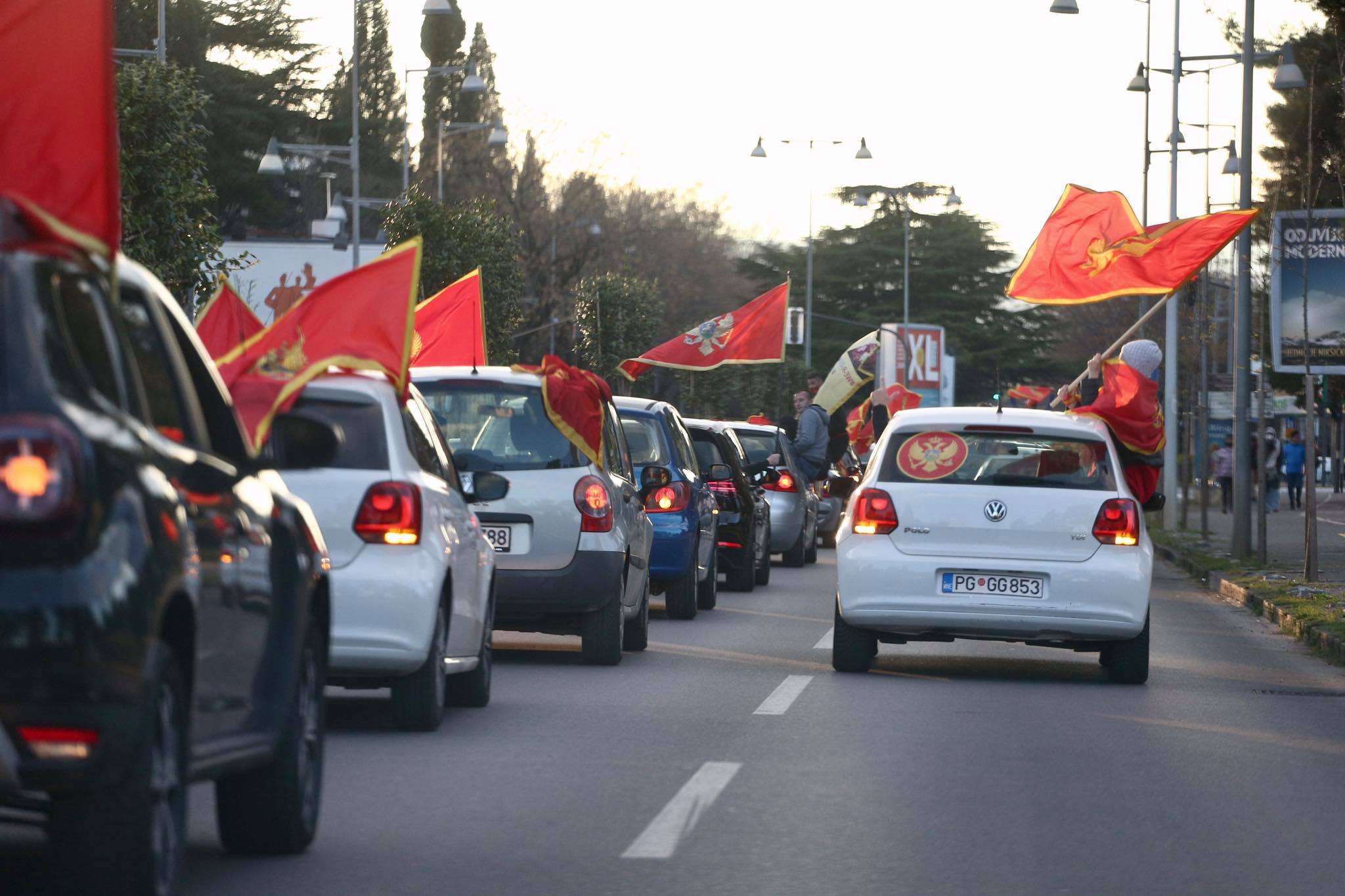 (VIDEO/FOTO) Patriotske kolone krenule ulicama crnogorskih gradova