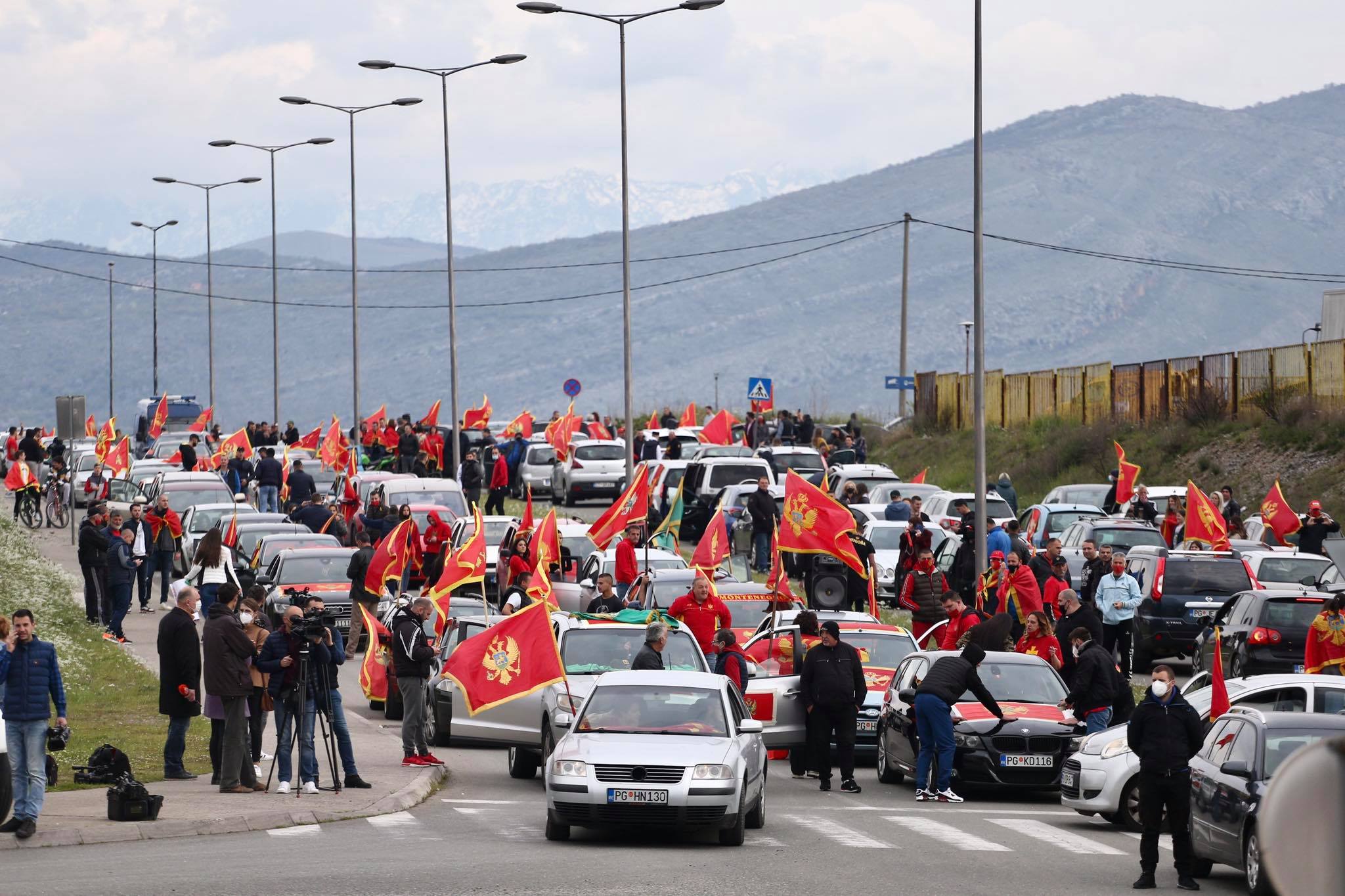 Foto i Video: Patriotska auto kolona u Podgorici, nikad se nećemo umirit, nikad se nećemo predat!