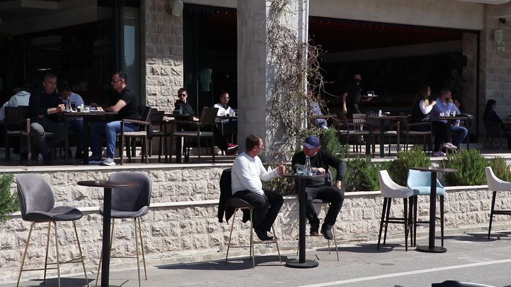 Otvorene baste kafića u Ulcinju: Ugostitelji traže da se svrstaju u prioritetnu grupu za vakcinaciju