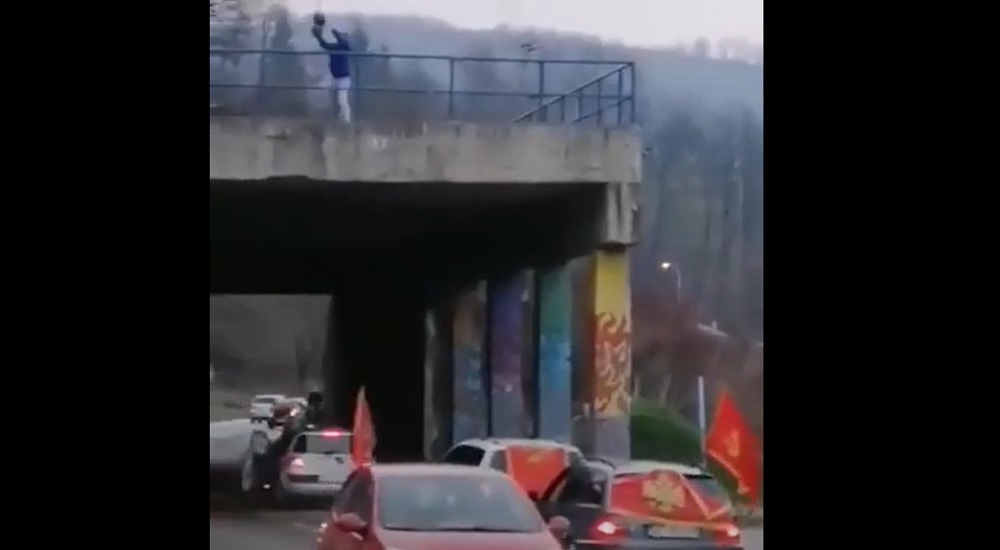 (VIDEO) Bacio đubre na crnogorske zastave, pa utekao