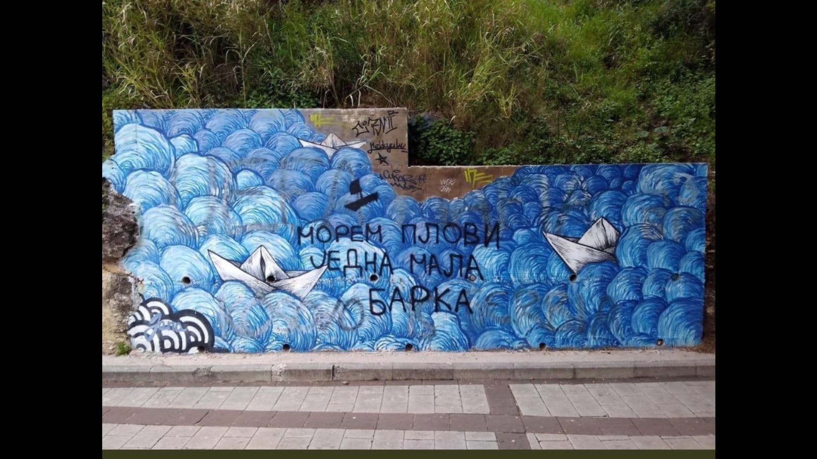 Na Trgu Nikole Đurkovića u Novom osvanuo grafit “Morem plovi jedna mala barka”