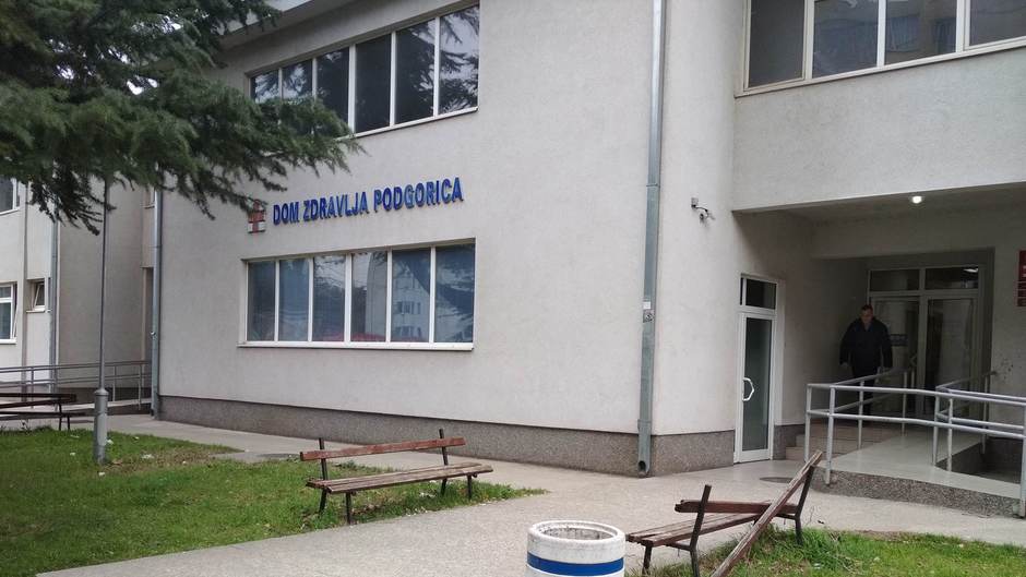 Građani nezadovoljni zbog dugog čekanja i redova ispred Domova zdravlja