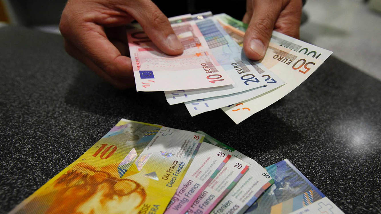 USTAVNI SUD DONIO ODLUKU: Korisnici kredita u švajcarskim francima neće plaćati sudske troškove u sporu sa bankom