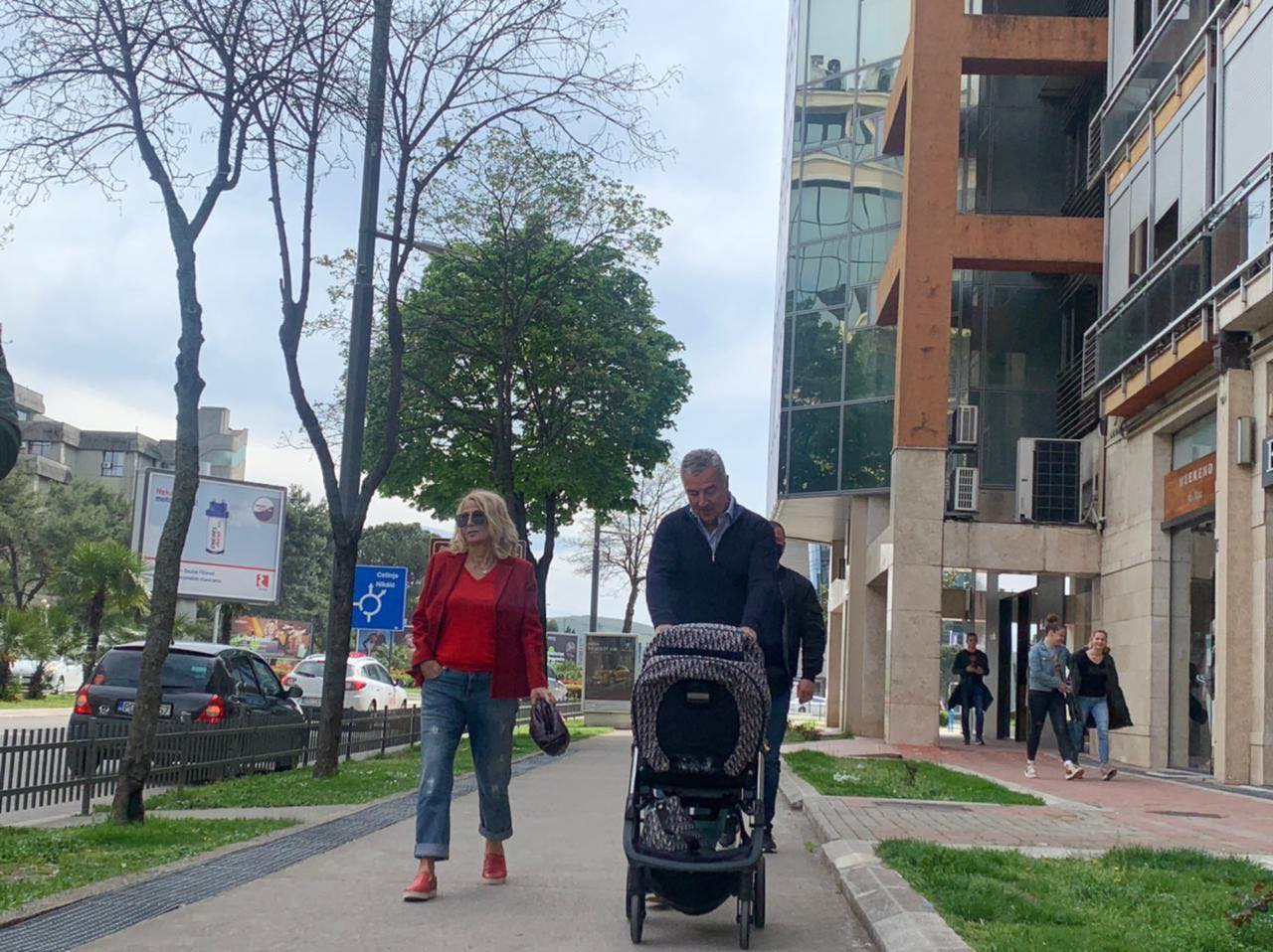 Predsjednik i prva dama u šetnji sa unukom