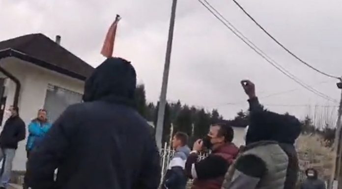 (VIDEO) Pljevlja: Građani se rugaju sa policijom i ponižavaju autoritet države