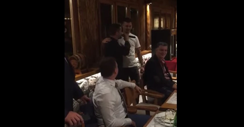 (VIDEO) Okupljanje u Carevićevom restoranu, pjeva sveštenik Backović, gost Željko Komnenović