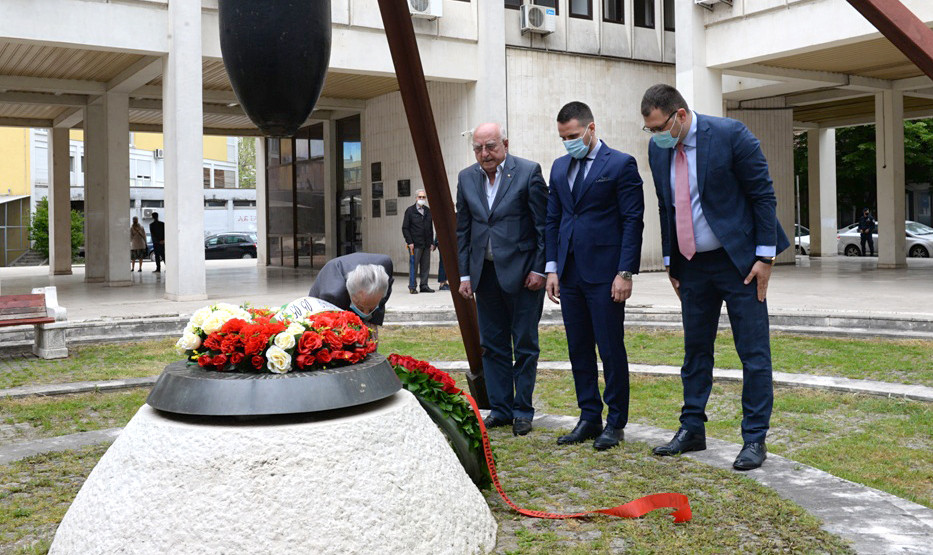 Predstavnici Glavnog grada i UBNOR-a položili vijenac na spomenik žrtvama savezničkog bombardovanja