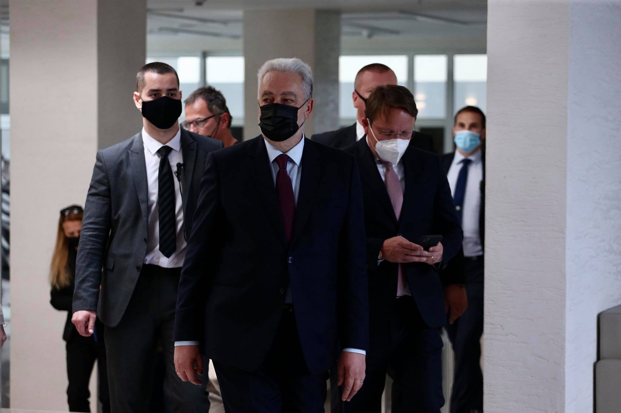 Premijer Vlade CG i evropski komesar na punktu za vakcinaciju, Varhelji: Stalo nam je do Crne Gore