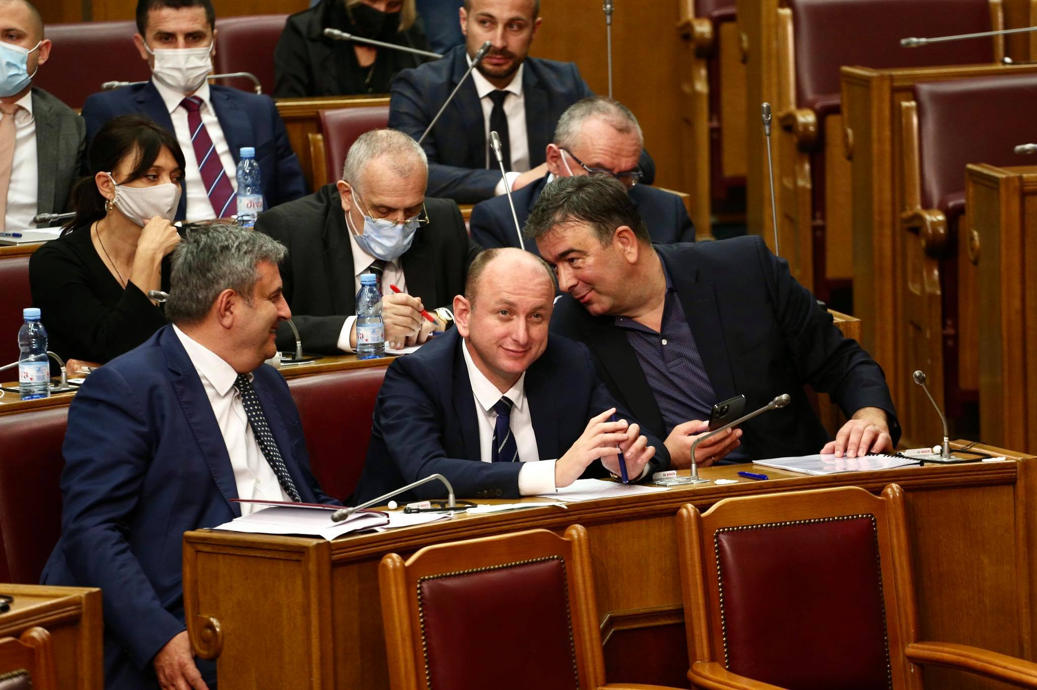 PRAVNICI ZA STANDARD: Niko nije siguran koja je verzija Zakona o DT usvojena i da li će ga Đukanović potpisati