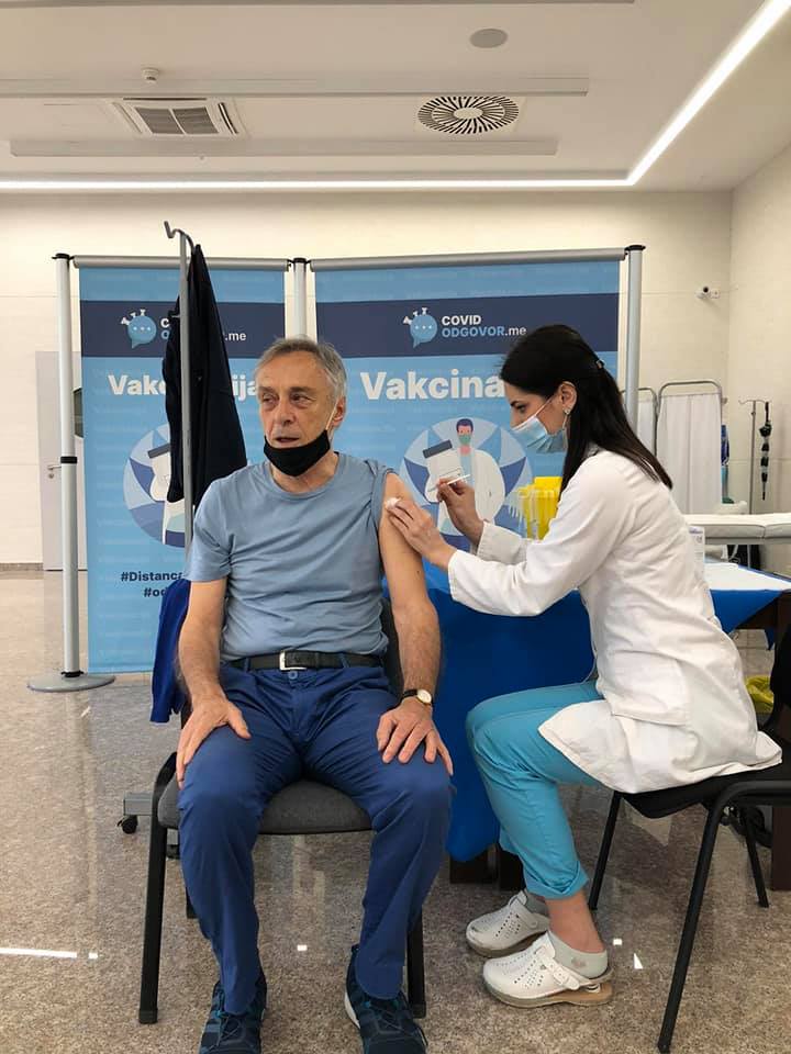 Lekić primio vakcinu: Smrt fašizmu vakcina narodu!