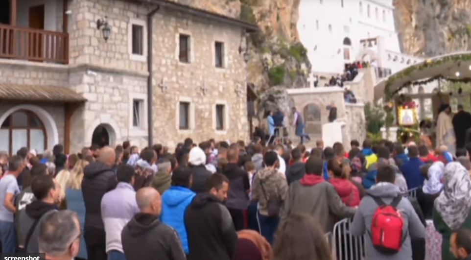 U toku liturgija pod Ostrogom, prisustvuje veliki broj vjernika