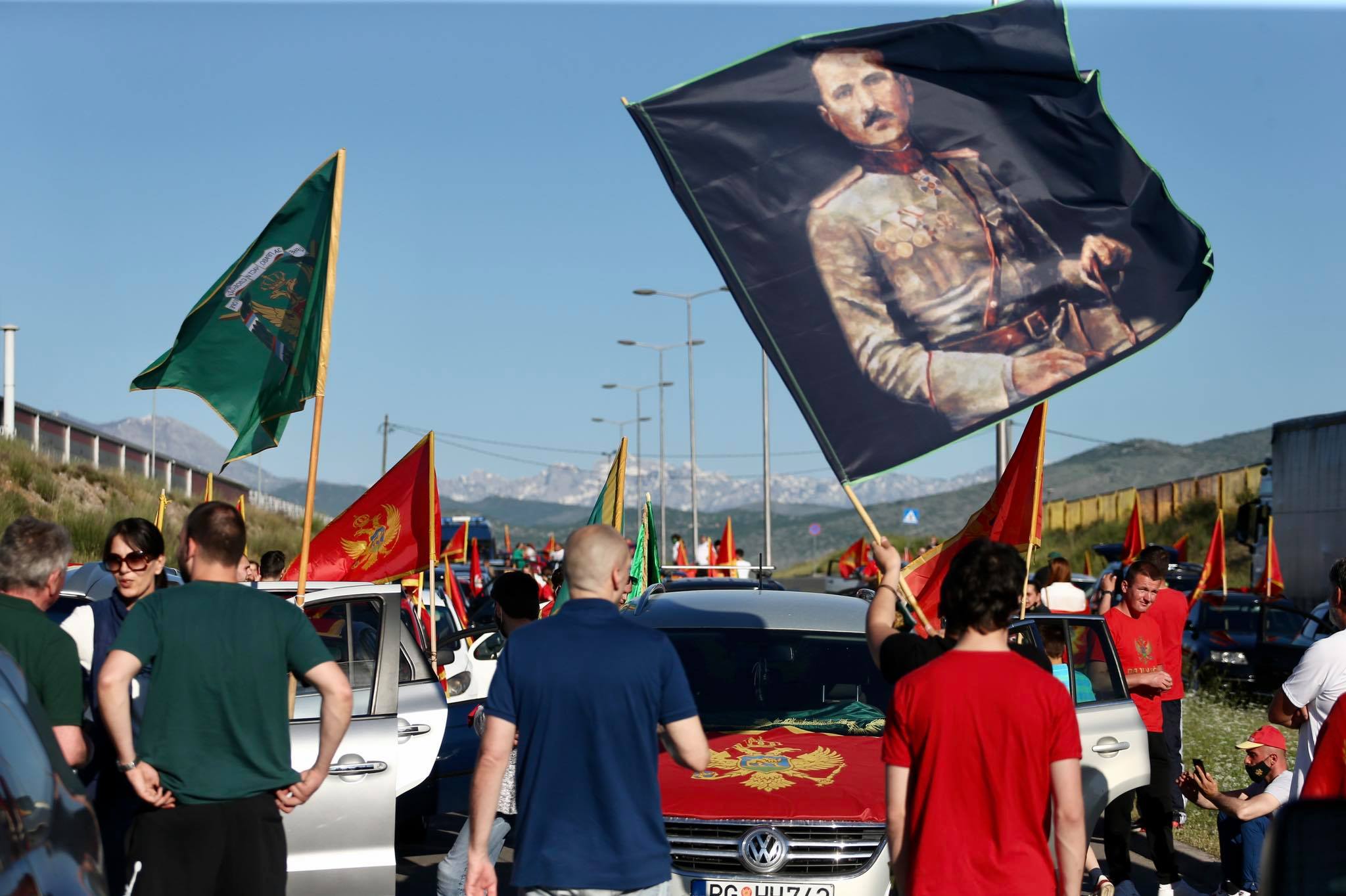 (FOTO/VIDEO) Patriotska auto kolona: Stop fašizmu, asimiliaciji i negiranju crnogorskog identiteta.