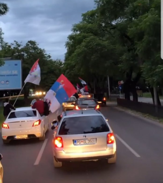 FOTO: Građani sa trobojkama slave izboz novog mitropolita
