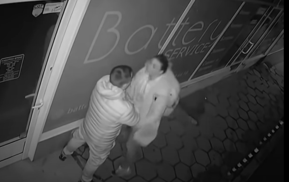 Svađa para postala hit: Djevojka udarala glavom u izlog (VIDEO)