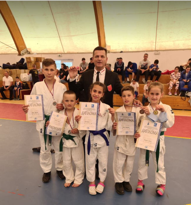 Džudistima Dečića zlatne i srebrne medalje