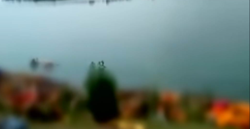 INDIJA: LEŠEVI UMRLIH od korone PLUTAJU GANGOM, uznemirujući prizori! (VIDEO)